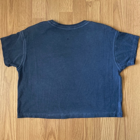 ❤️ Lululemon Cates Tee Sublimado Pigment Dye Cadet Blue Size 4 NWOT - Picture 2 of 6